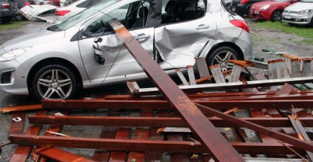 SNAŽNO NEVRIJEME NAPRAVILO HAOS: Hiljadu ljudi bez struje, IMA MRTVIH, automobili plivaju po ulicama