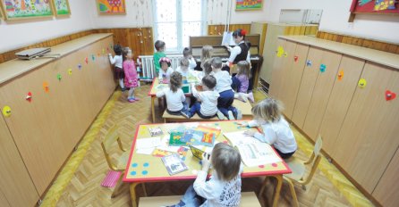 KRVAVA PUCNJAVA U VRTIĆU: Doveo dijete u vrtić i na njega ISPALILI veliki broj metaka, napadači pobjegli