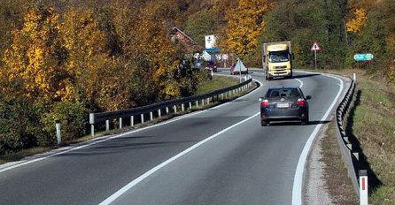 STANJE NA PUTEVIMA: Vozačima se savjetuje opreznija vožnja, prilagođena trenutnom stanju i uslovima na putu