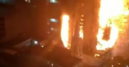 VELIKI POŽAR USRED GRADA: Vatra progutala kompletnu zgradu, najmanje jedna osoba poginula! (VIDEO)