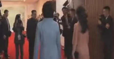 NESVAKIDAŠNJI POTEZ LIDERA SJEVERNE KOREJE: Kamera snimila kako gura fotografa!