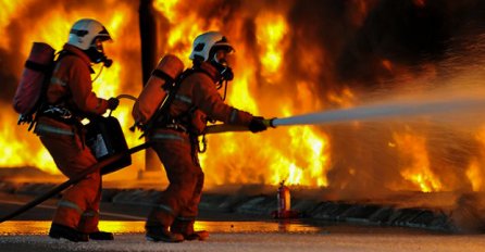 PLANUO POŽAR U FABRICI: Čuju se eksplozije, jak vjetar otežava gašenje!