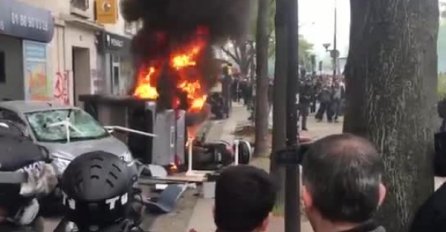 PROTESTI PRERASLI U NEREDE: Demonstranti bacali petarde, razbijali prozore (VIDEO)