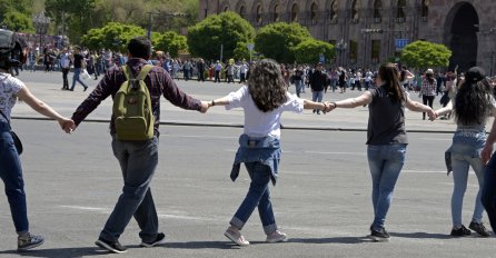 Demonstranti u Armeniji blokirali ceste, kriza se nastavlja