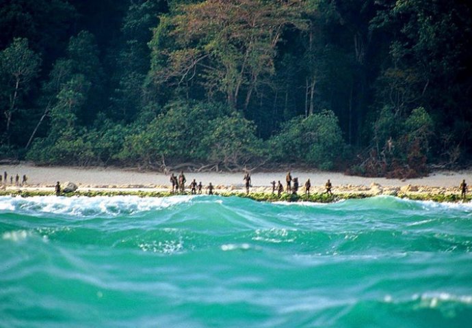 RIJETKE FOTOGRAFIJE MISTERIOZNOG PLEMENA: Žive na izolovanom otoku, strijelama gađaju helikoptere koji im se približe (FOTO) 