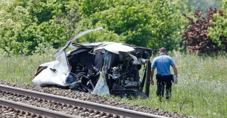 KOBNI NALET: Detalji nesreće u kojoj je voz smrskao auto i na mjestu usmrtio muškarca