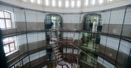 UŽAS: Policajac pokušao autom u punoj brzini pregaziti upravitelja zatvora