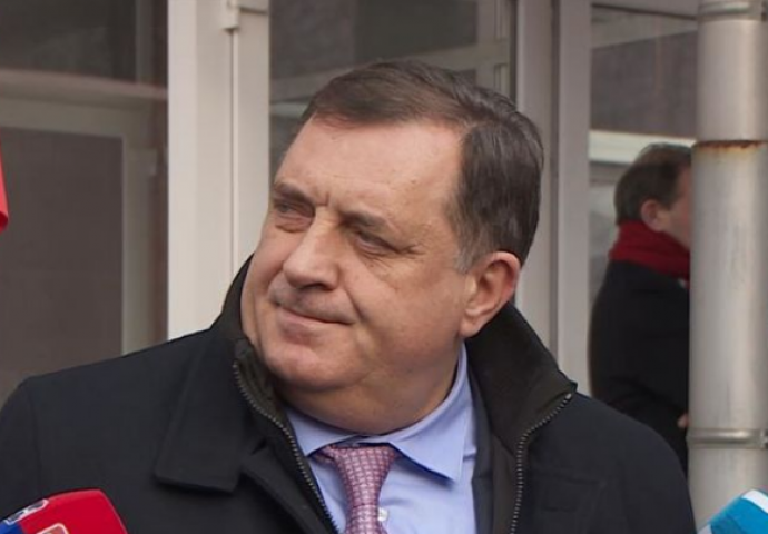 Psovke pred kamerama: Milorad Dodik prijetio novinarima, jednom od njih opsovao majku