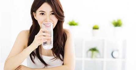 STRUČNJACI KONAČNO OTKRILI: Da li smijemo da pijemo vodu dok jedemo?