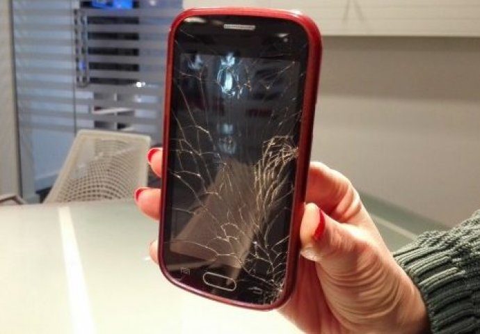 JEDNA OD NAJGORIH STVARI KOJU MOŽETE URADITI: Evo zašto nikako ne smijete da koristite telefon ako mu je pukao ekran