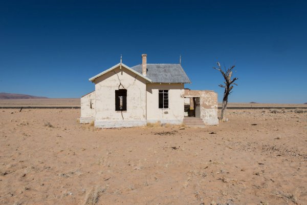 i-photograph-this-abandoned-mining-village-in-namibia-5ae9e6d19544f-880