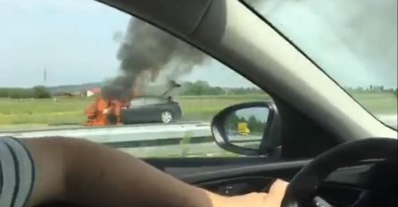 BUKTINJA NA CESTI: Automobil planuo u vožnji!