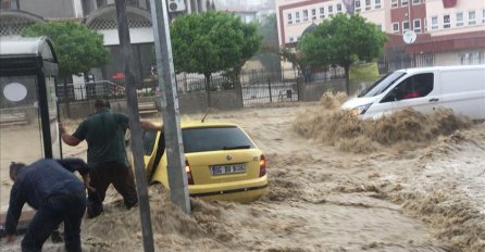 VATROGASNE I EKIPE CIVILNE ZAŠTITE NA TERENU: U strašnom nevremenu voda nosila parkirane automobile!