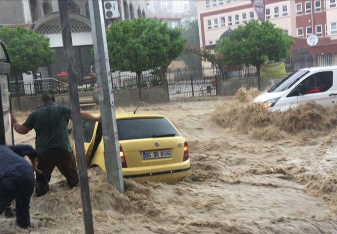 VATROGASNE I EKIPE CIVILNE ZAŠTITE NA TERENU: U strašnom nevremenu voda nosila parkirane automobile!