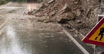 STANJE NA PUTEVIMA: Odroni, kližišta, izlijevanja vode na kolovoz, na ovom dijelu je potpuno obustavljen saobraćaj