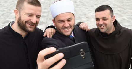 NEOPTEREĆENI PROŠLOŠĆU: Sudbina spojila hodžu, paroha i fratra i oni postali nerazdvojni prijatelji!