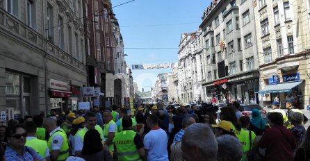 PROTESTI PROSVJETNIH RADNIKA U SARAJEVU: "Neka je sramota onih koji ne žele bolju budućnost za ovu djecu i ovu zemlju" 