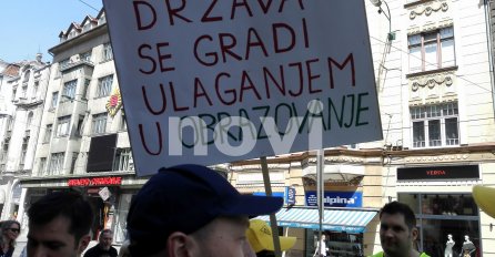 TRANSPARENTI KOJI SU OBILJEŽILI DANAŠNJE PROTESTE PROSVJETNIH RADNIKA: "Fadile oprosti", "Ministre, sjedi i šuti", "Radnici su se borili za ovu zemlju" (FOTO)