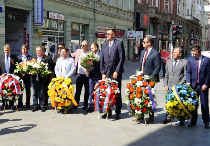 Delegacije položile cvijeće i odale počast povodom Dana pobjede nad fašizmom