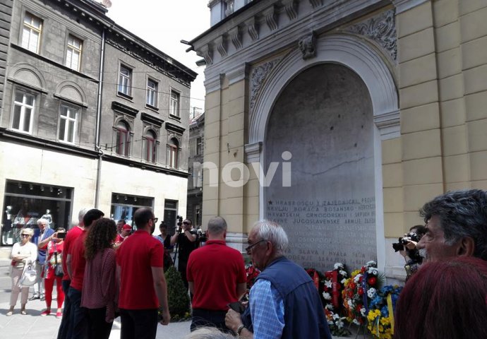 Antifašisti iz BiH položili cvijeće kod Vječne vatre 