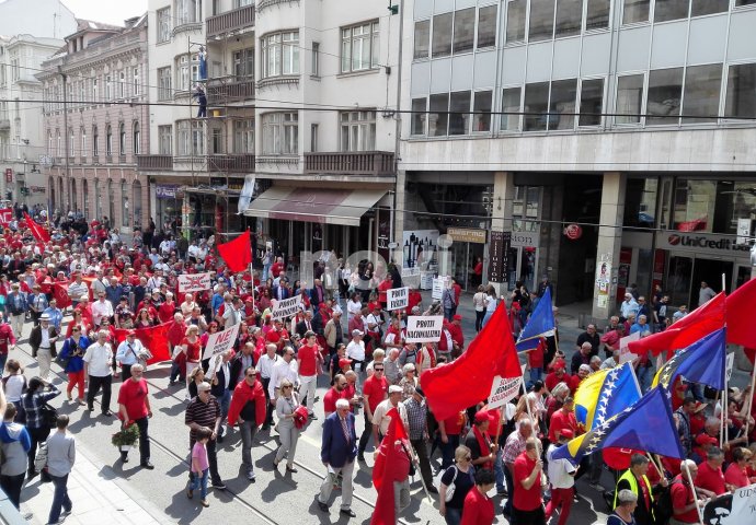 MARŠ ANTIFAŠISTA U SARAJEVU: Antifašisti iz cijele BiH prodefilovali centrom Sarajeva i obilježili Dan pobjede (FOTO)