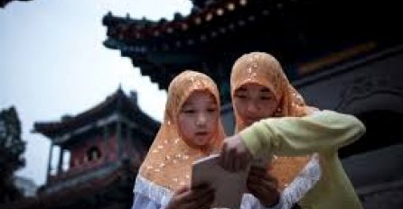 Američka dvostranačka komisija objavila izvještaj u kojem se tvrdi kako Kina provodi "zločine protiv čovječnosti, a možda i genocid" protiv Ujgur muslimana na prostoru regije Xinjiang