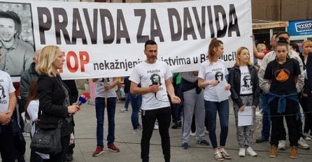 PRIJATELJI DAVIDA DRAGIČEVIĆA OTIŠLI NA SKUP PODRŠKE, PROFESORICA PODIJELILA NEOPRAVDANE: O njenoj izjavi sada svi bruje!