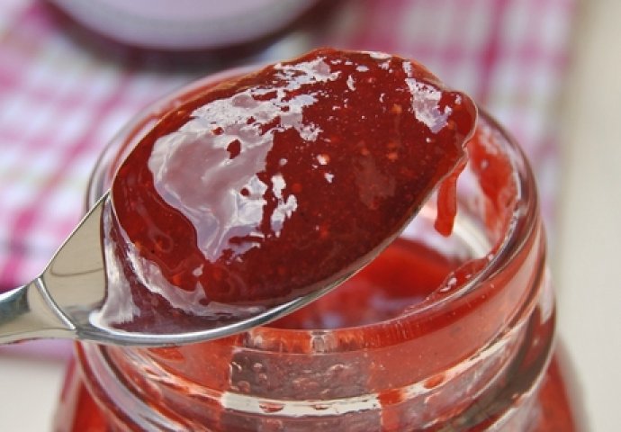 DOMAĆICE OTKRILE TAJNI RECEPT: Za 10 minuta napravite najukusniji džem od JAGODA, za prste polizati!