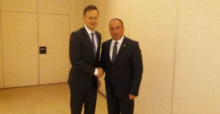 Crnadak u Kejp Suniju s ministrima inostranih poslova Grčke i Mađarske