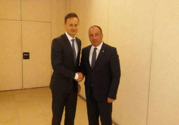 Crnadak u Kejp Suniju s ministrima inostranih poslova Grčke i Mađarske