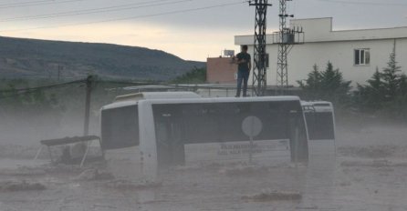 Zahvaćeni brojni stambeni objekti: Kiša padala 10 minuta, nivo vode išao do četiri metra (VIDEO)