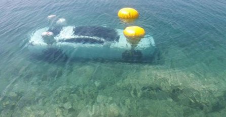 LUKSUZNI AUTOMOBIL DANIMA BIO NA DNU MORA: Evo kako je tu završio i kako su ga izvukli! (FOTO)