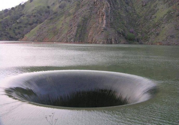 UOČIO JE VELIKU RUPU U JEZERU I SNIMIO JE DRONOM: Pogledajte unutrašnju stranu otvora! (VIDEO)