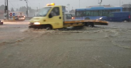 DRAMATIČNE SNIMKE NEVREMENA U REGIONU: Tuča veličine lješnjaka uništila usjeve, jak pljusak usporio saobraćaj!