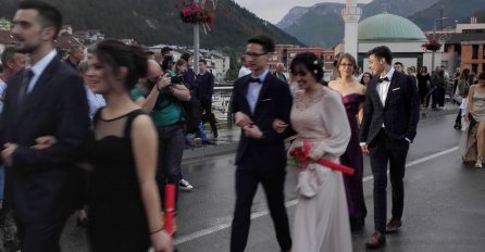 KONJIC ISPRATIO JOŠ JEDNU GENERACIJU MATURANTA: Svečanim defileom predstavljena mladost i ljepota!