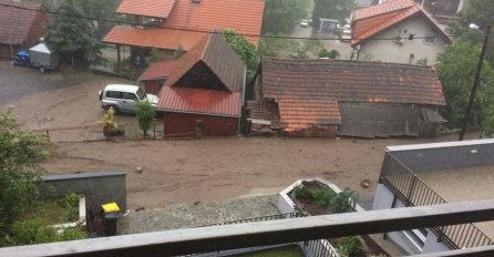 POGLEDAJTE POSLJEDICE JUČERAŠNJEG NEVREMENA: Drveće padalo na automobile, bujice nosile sve pred sobom (VIDEO)