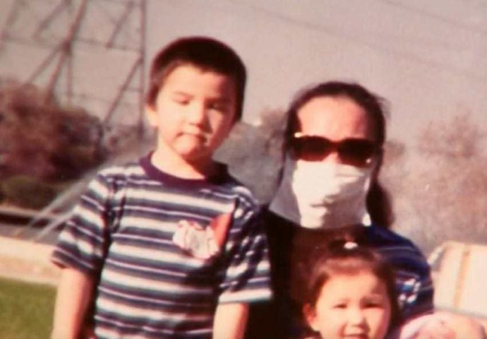 TEŠKA ŽIVOTNA PRIČA: Majka je nosila hiruršku masku za 12 godina, RAZLOG JE ZASTRAŠUJUĆI (VIDEO)
