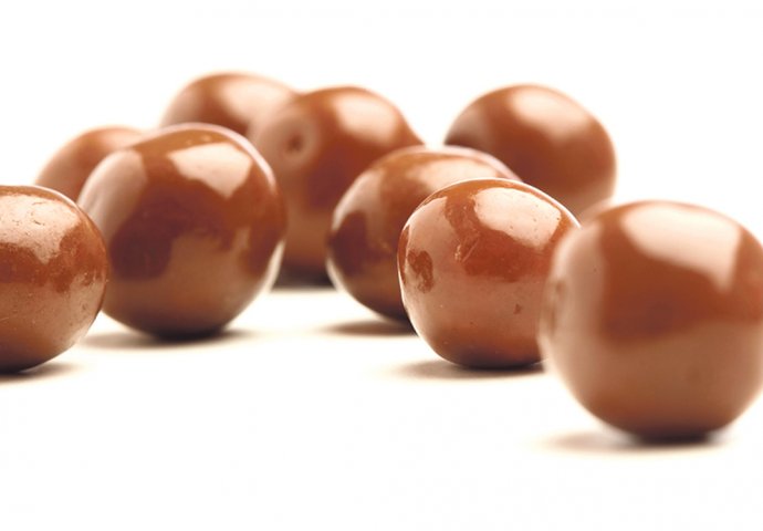 UŽITAK ZA SVA ČULA: Čokoladne kuglice od kikirikija i badema za koje vam ne treba puno vremena
