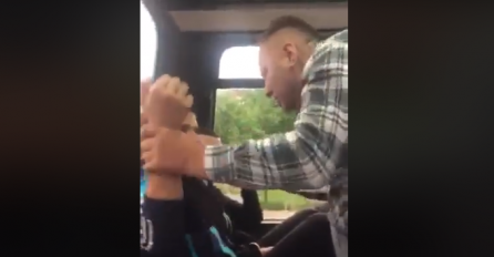 UDARCI I PRIJETNJE: Ponašanje vozača autobusa prema putniku ZGROZILO bh. javnost! „'Oš da te tarem sad?“ (VIDEO)