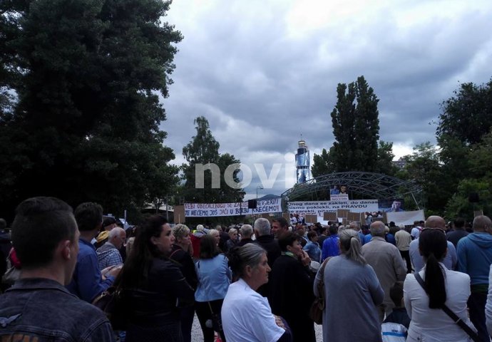 'PRAVDA ZA DAVIDA I DŽENANA': Počelo okupljanje u Sarajevu (FOTO)