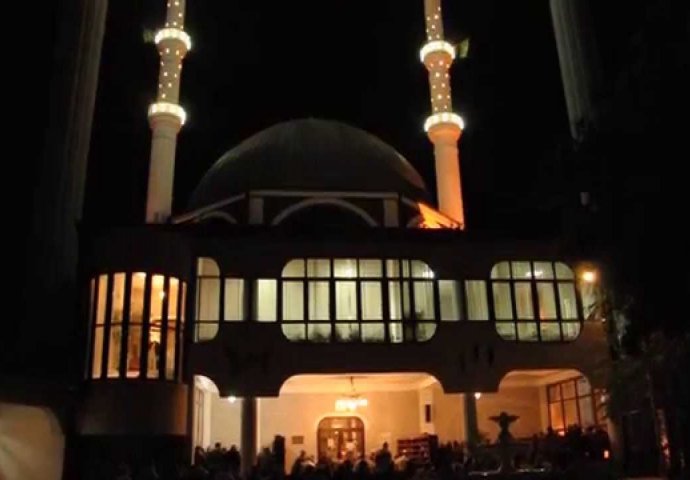 Veliki broj vjernika u džamijama bh. gradova: Klanjana prva teravija