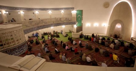 ZAGREB: Veliki broj vjernika na prvoj teraviji (FOTO)