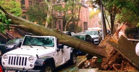 OLUJA POGODILA SAD: Stradale dvije osobe