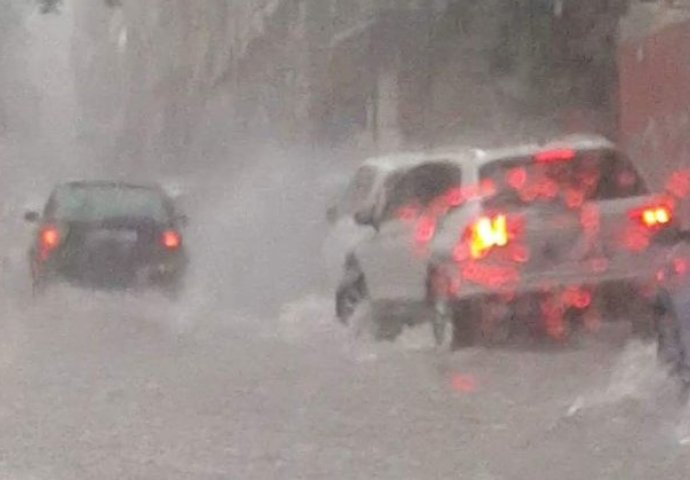 Velika kiša potopila grad: Auta se ne mogu kretati, iskočili šahtovi 