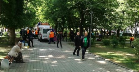 Uz asistenciju policije uklonjeno migrantsko naselje iz parka u Velikoj Kladuši