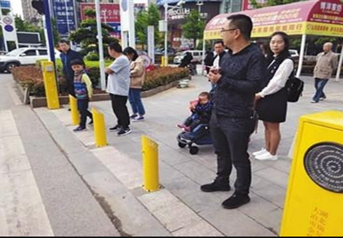 Evo kako se u Kini kažnjavaju pješaci koji se odluče da pređu cestu dok je na semaforu crveno svjetlo 