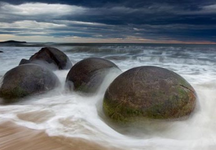 ČUDO PRIRODE: Moeraki kamenje na Novom Zelandu steklo svjetsku slavu, a niko ne zna kako je tu dospjelo (FOTO)