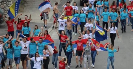 SNAŽNA PORUKA MATURANATA SREBRENICE: Nose zastave BiH i RS-a, pjevajući kroz grad