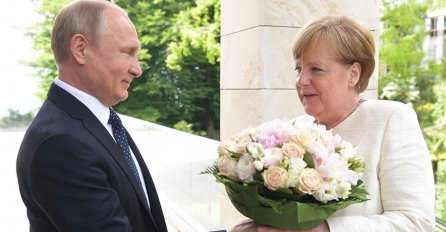 Putin Angelu Merkel dočekao sa ružama: Objavljen video susreta!