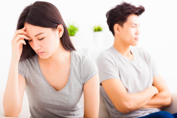 young-couple-not-talking-after-fight-in-living-room